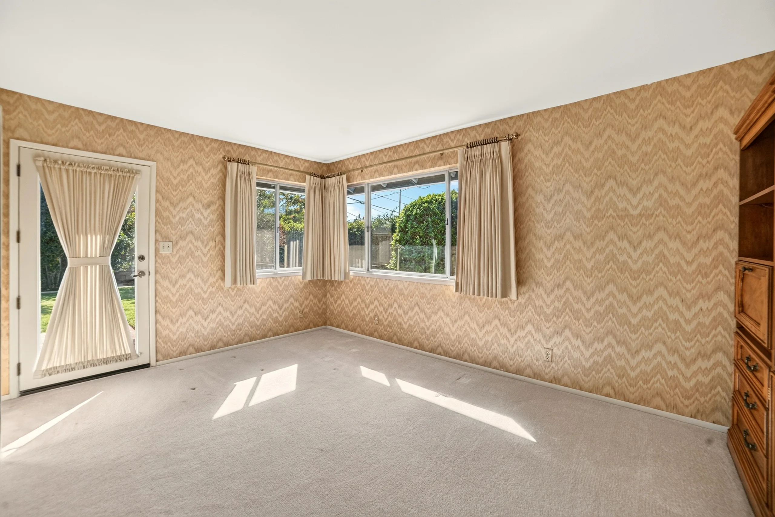 Office / den as photographed, unfurnished
